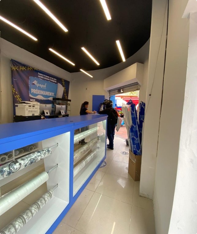 Local comercial terminado con mobiliario y vitrinas