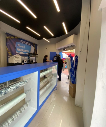 Local comercial terminado con mobiliario y vitrinas